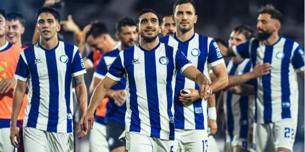 Time do Cerro Largo saindo de campo após triunfo em cima do Vitória