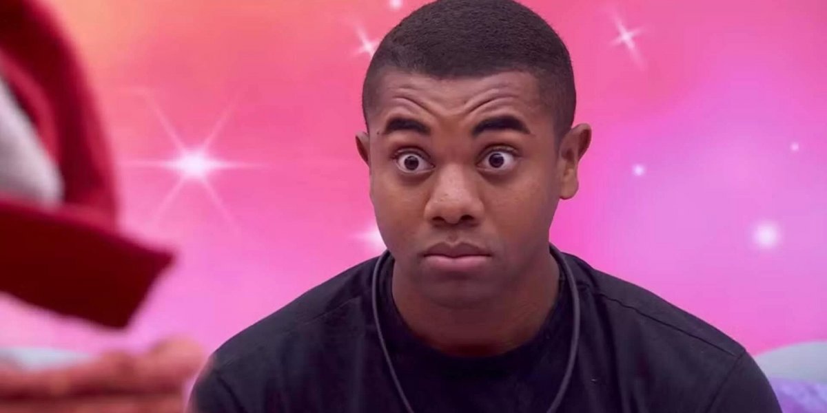 Davi Brito confunde Vade Mecum com Bíblia ao receber presente de fã clube