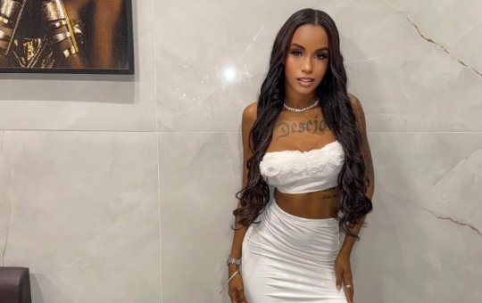 Influenciadora Laís Santiago gera polêmica ao exibir arma em vídeo e se explica: "É de airsoft"