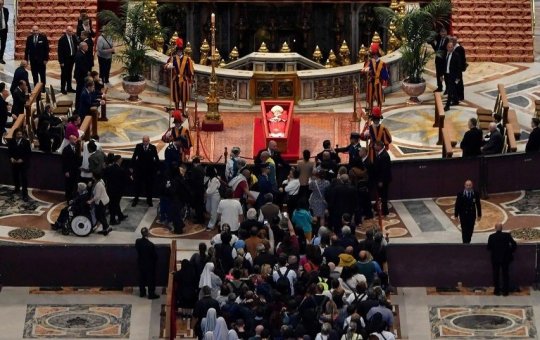 Vaticano solicita que fiéis evitem selfies com o corpo do Papa Francisco