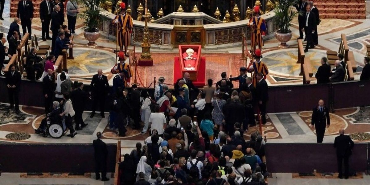 Vaticano solicita que fiéis evitem selfies com o corpo do Papa Francisco