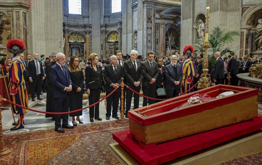 Lula vai ao funeral do Papa Francisco e compartilha fotos: "Emoção e devoção"
