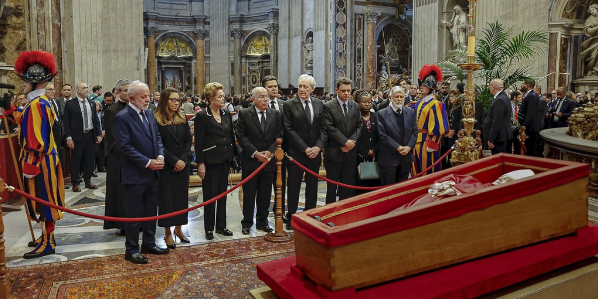 Lula vai ao funeral do Papa Francisco e compartilha fotos: "Emoção e devoção"