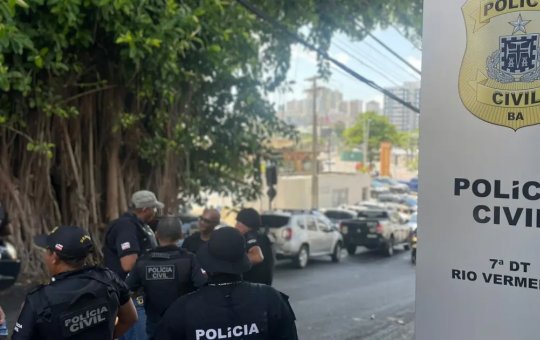 Polícia investiga caso de suposto abandono de cão em rua pública