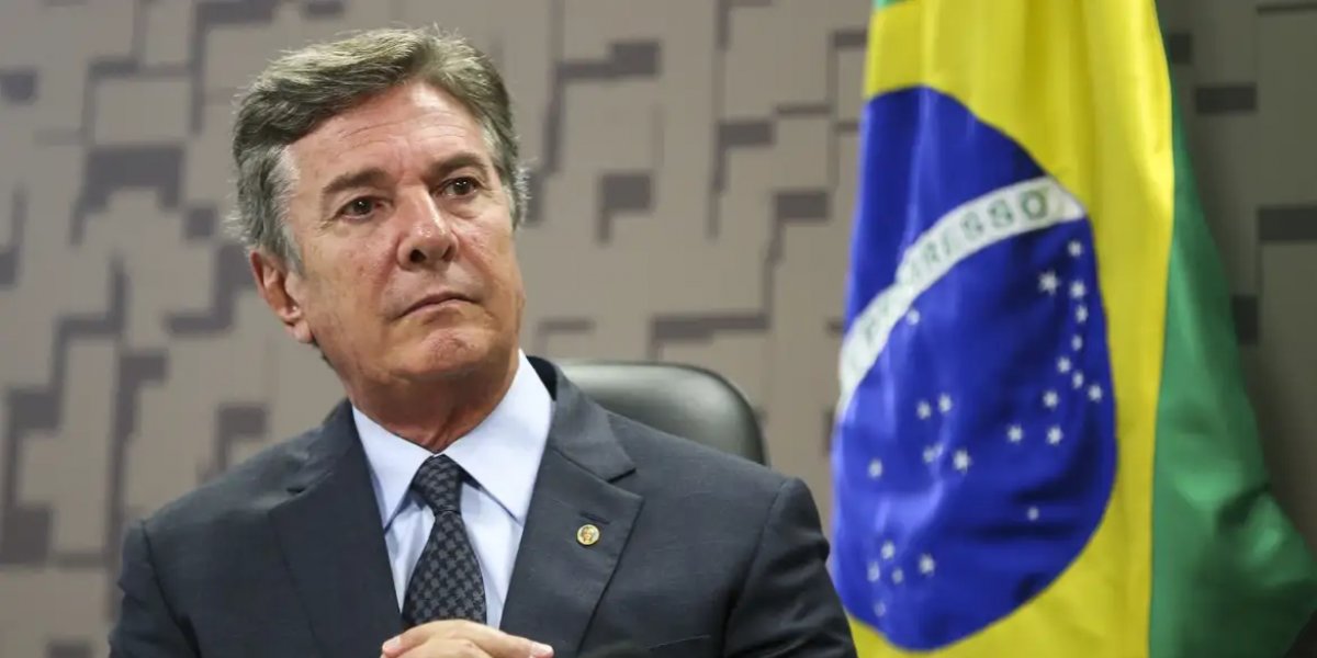 Ex-Presidente Fernando Collor dando um leve sorriso