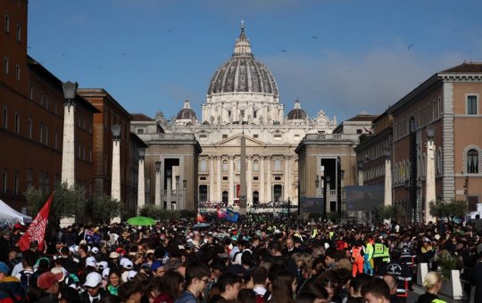 Multidão se despede do Papa Francisco em cerimônia solene no Vaticano