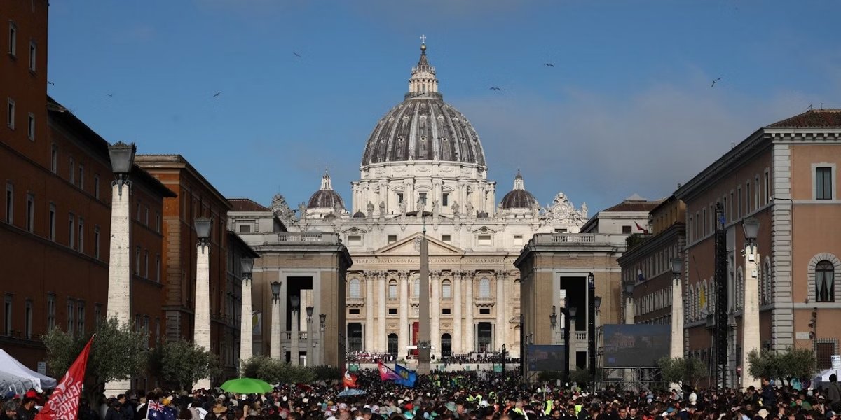 Multidão reunida para a despidida ao Papa Francisco