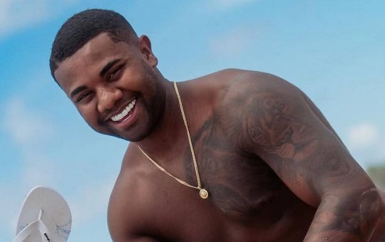 Davi Brito anuncia novo empreendimento em parceria com os fãs: "Vão vender comigo"