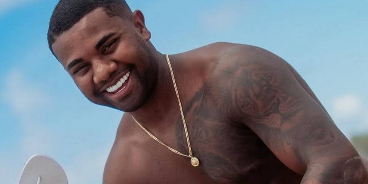 Davi Brito sorrindo em foto sem camisa