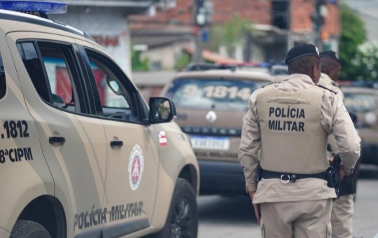 Incêndio atinge veículos após ação de facção criminosa no bairro do Lobato, em Salvador