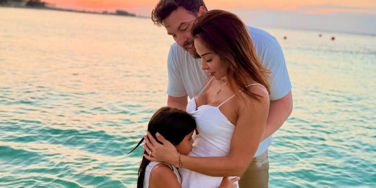 Maíra Cardi ao lado de seu marido e de sua filha Sophia