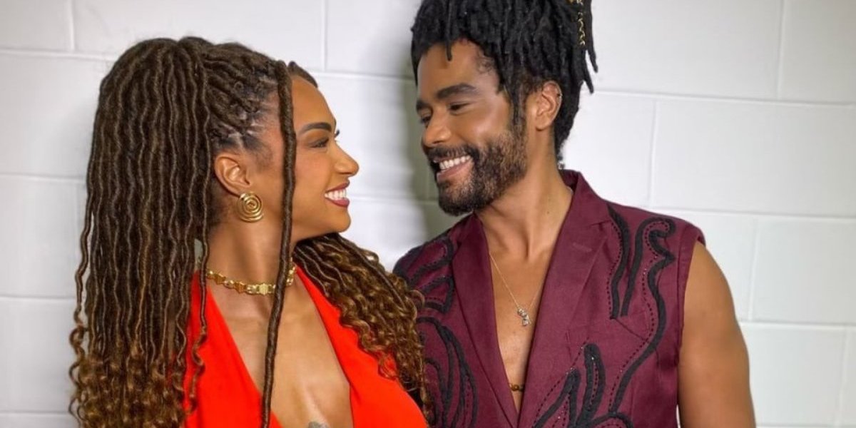 Aline e Digo juntos frente à frente sorrindo