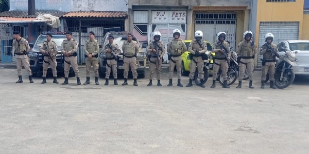 A imagem mostra equipes da Polícia Militar no Bairro do Lobato em Salvador