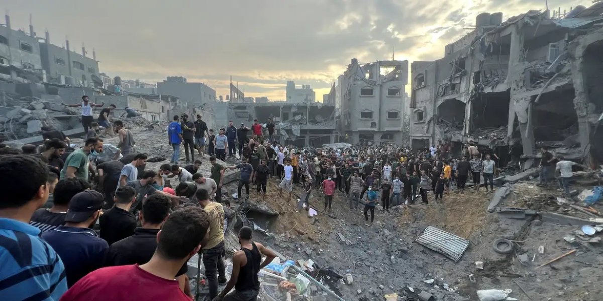 A imagem mostra um grupo de pessoas desoladas devido à guerra entre Israel e o Hamas