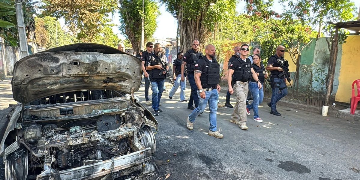A imagem mostra uma comitiva da Polícia Civil em operação no Bairro do Lobato em Salvador