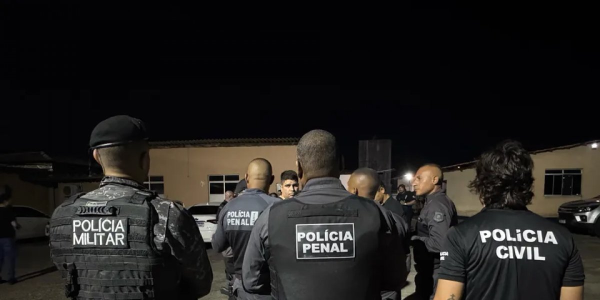 Políciais Penais e Políciais Militares reunidos em frente a Penitenciária