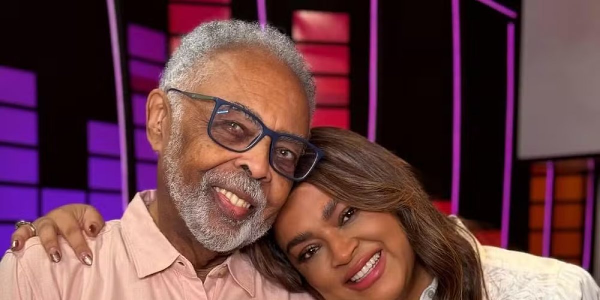 Preta Gil e Gilberto Gil abraçados em registro