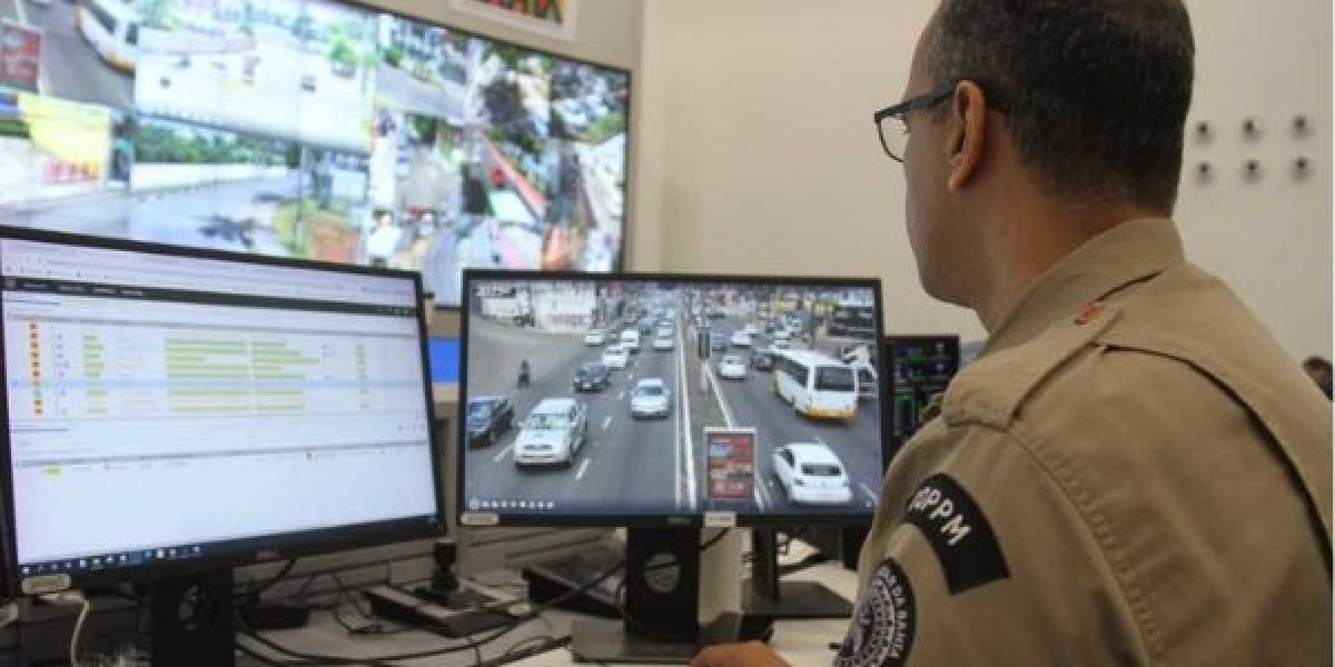 A imagem mostra um policial militar monitorando a cidade pelo Sistema de Reconhecimento Facial