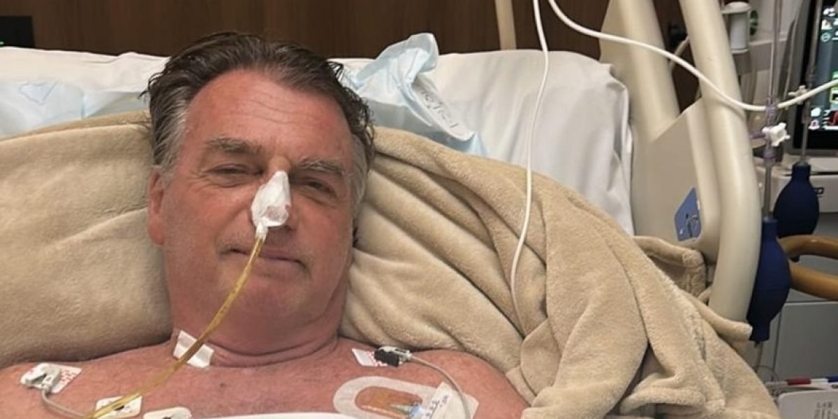 A imagem mostra o ex-presidente Jair Bolsonaro internado no hospital