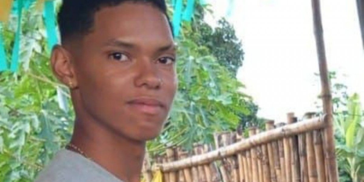 A imagem mostra o jovem Thaylon de Jesus Coutinho que foi assassinado em Feira de Santana