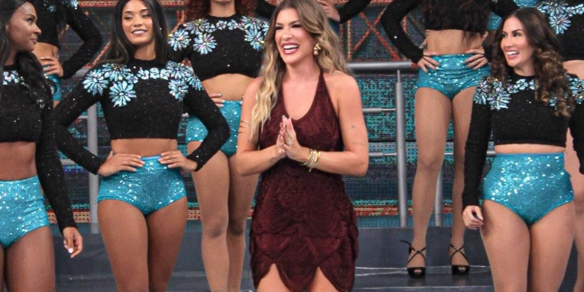 Lore Improta no palco do Domingão com Huck ao lado de várias bailarinas