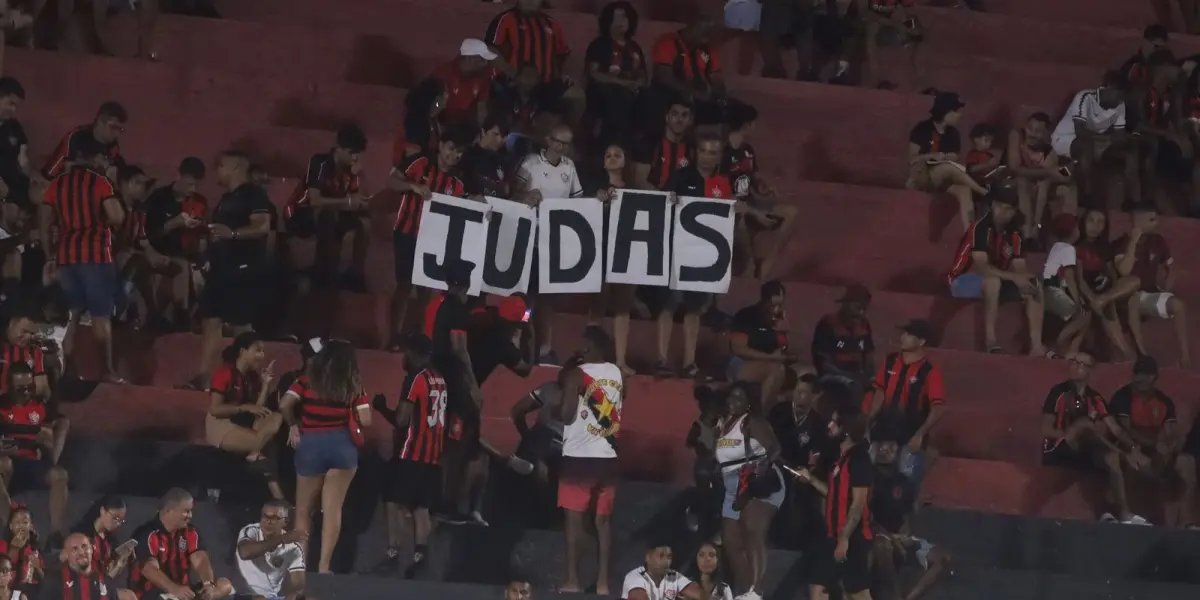 Faixa da torcida do Vitória direcionada ao zagueiro Wagner Leonardo