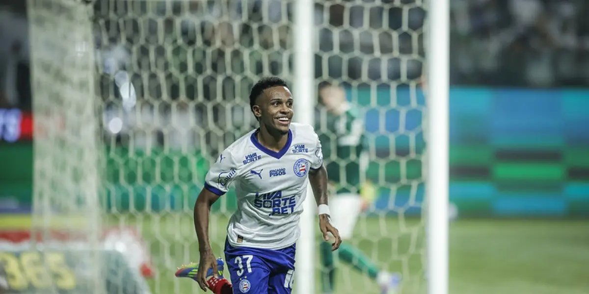 Kayky comemora seu gol em partida contra o Palemeiras