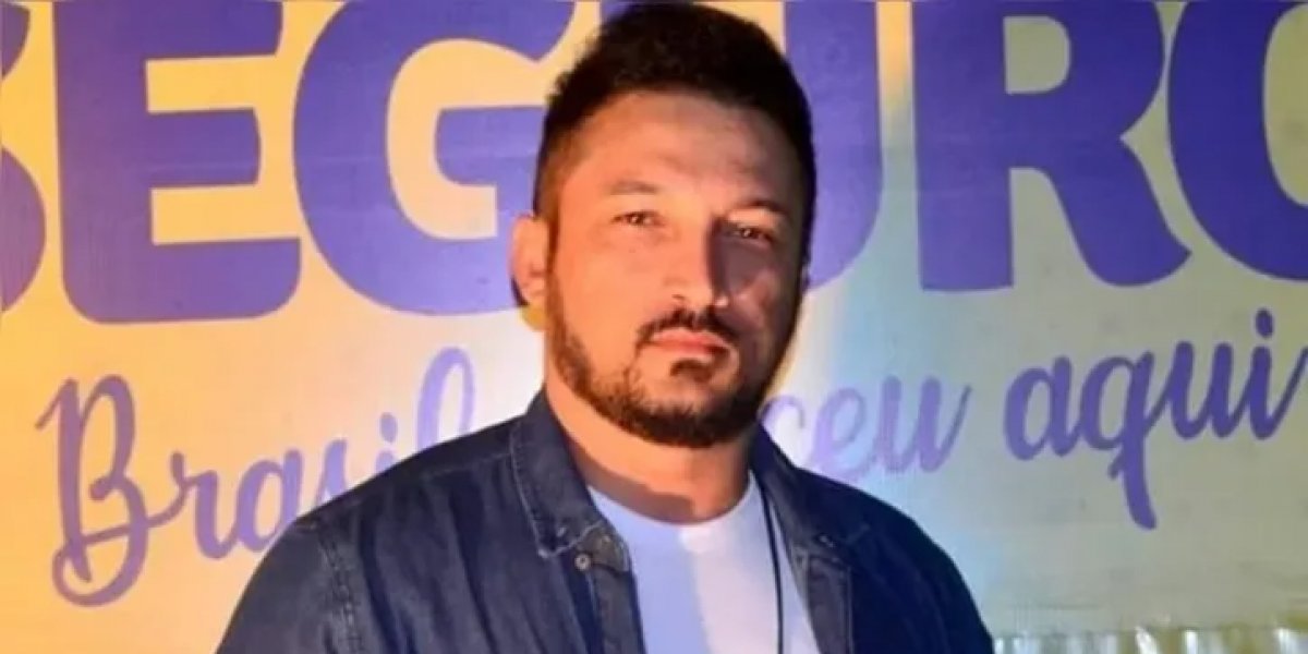 Cantor ainda vivo em um evento