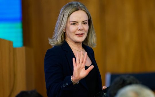 Gleisi Hoffmann surpreende e recebe elogios de líderes do centrão no Congresso