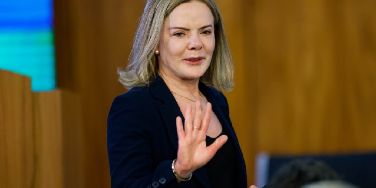 A imagem mostra a ministradas Relações Institucionais, Gleisi Hoffmann