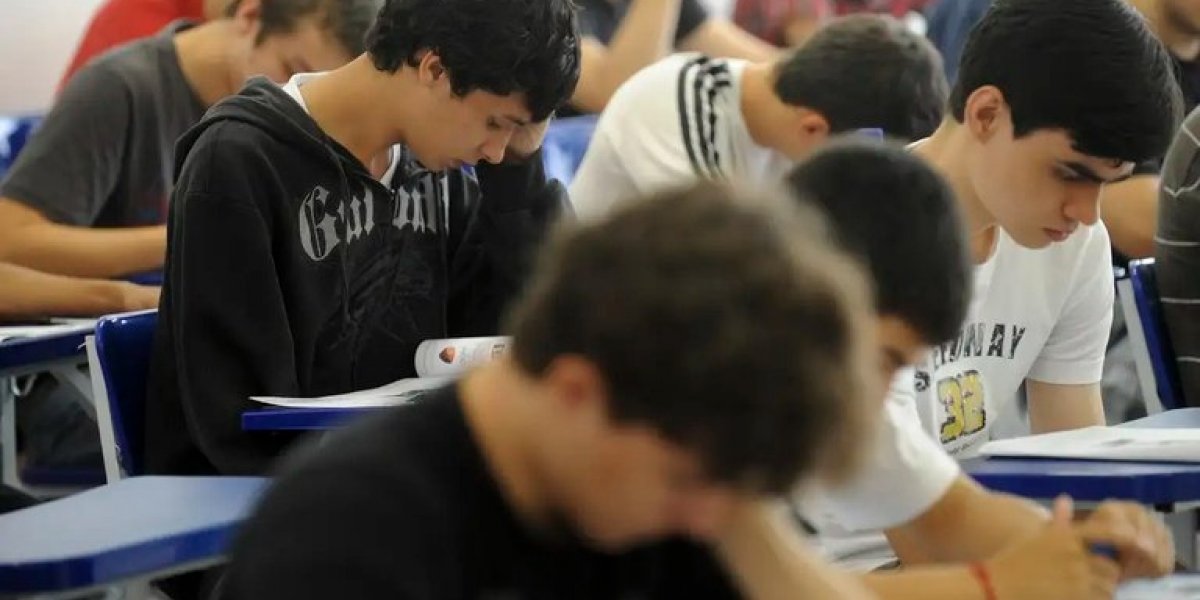 A imagem mostra estudantes realizando a prova do Enem
