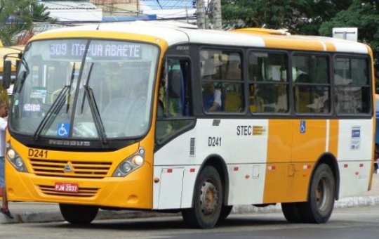 Motorista do 'Amarelinho' é flagrado consumindo substância dentro de micro-ônibus em Salvador