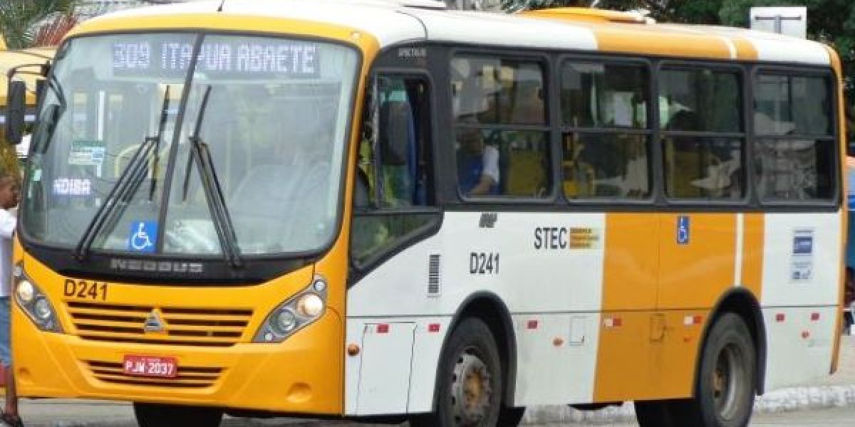 Imagem mostra o ônibus 'Amarelinho' trafegando em uma via de Salvador