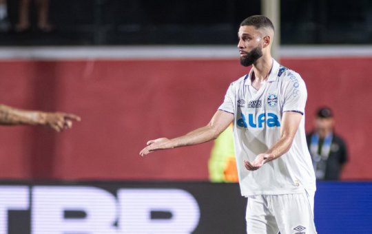 Vitória pode perder pontos devido a cantos homofóbicos e arremesso de objetos