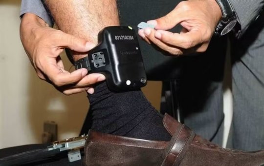 Tornozeleira eletrônica passa a ser obrigatória para agressores de mulheres