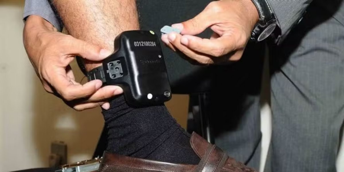 Tornozeleira eletrônica passa a ser obrigatória para agressores de mulheres