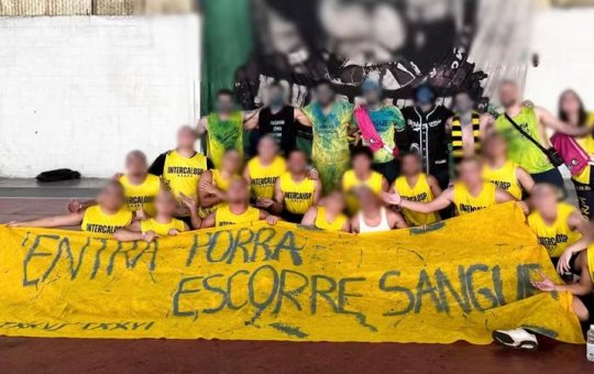 Alunos que fizeram faixa com alusão a estupro são expulsos da faculdade