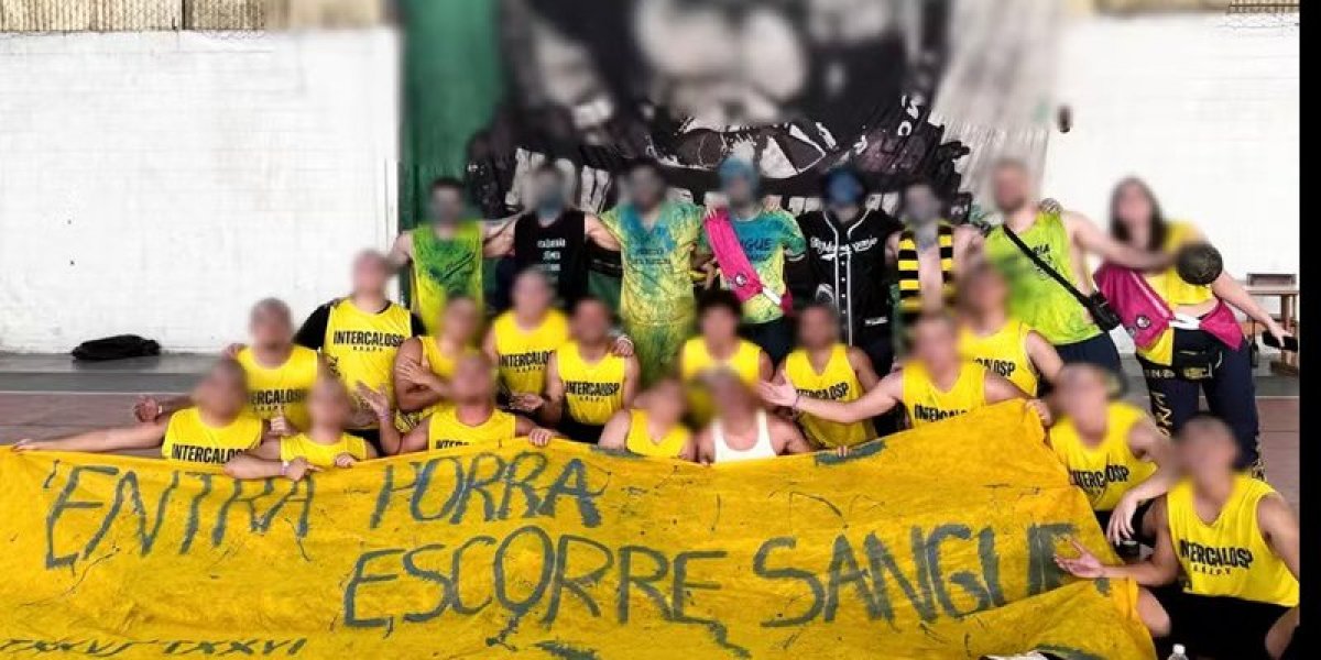 Faixa da atlética de medicina com alusão ao estupro