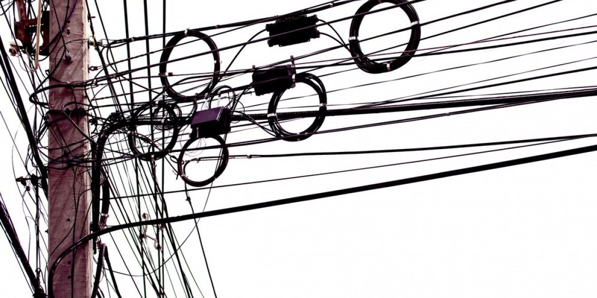 Cordas elétricas em poste