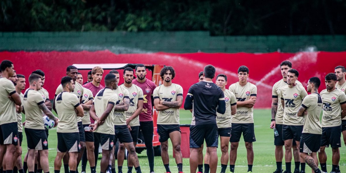 Elenco do Vitória em treinamento no Barradão