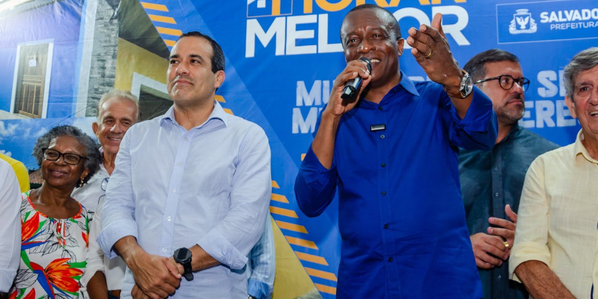 A imagem mostra o prefeito Bruno Reis na entrega do programa Morar Melhor em Brotas