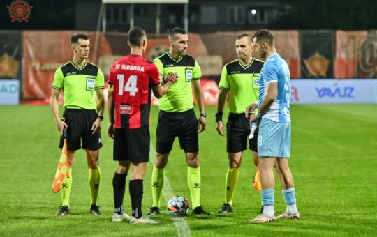 Time sai de campo após juiz não ir checar lance no VAR