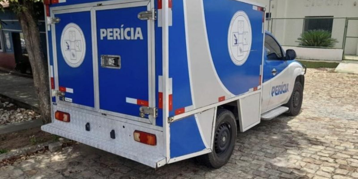 A imagem mostra uma viatura da perícia