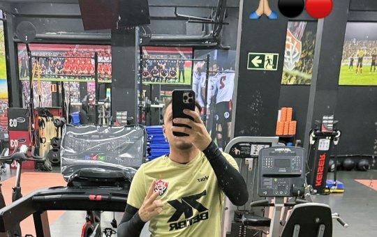 De volta? Meia emprestado pelo Vitória aparece treinando com o elenco