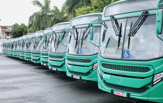 Manifestação de rodoviários para reajuste salarial atrasa saída de ônibus em bairros de Salvador