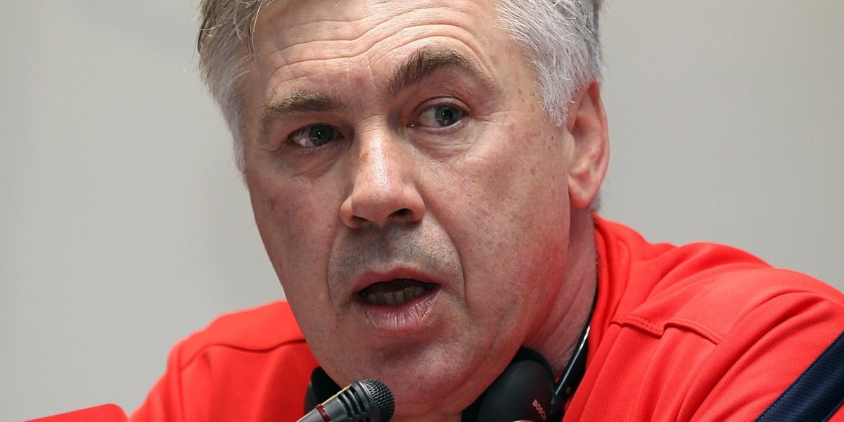 Ancelotti dando entrevista coletiva