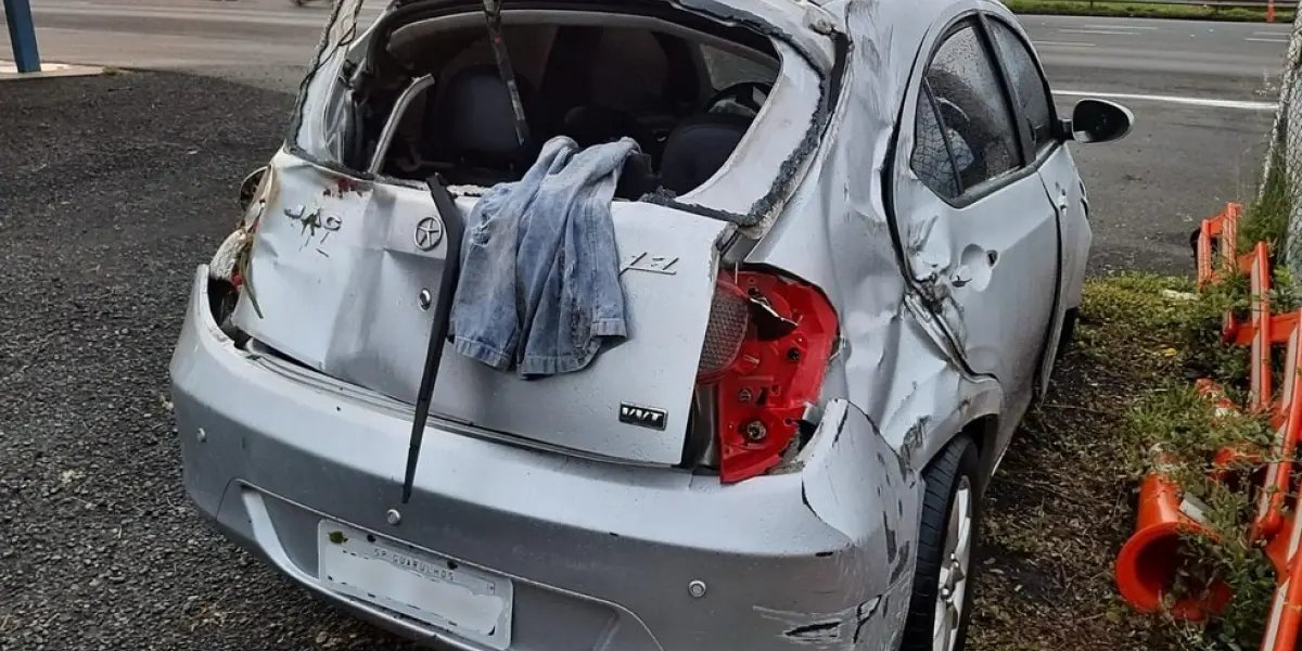 Carro capotado em São Paulo