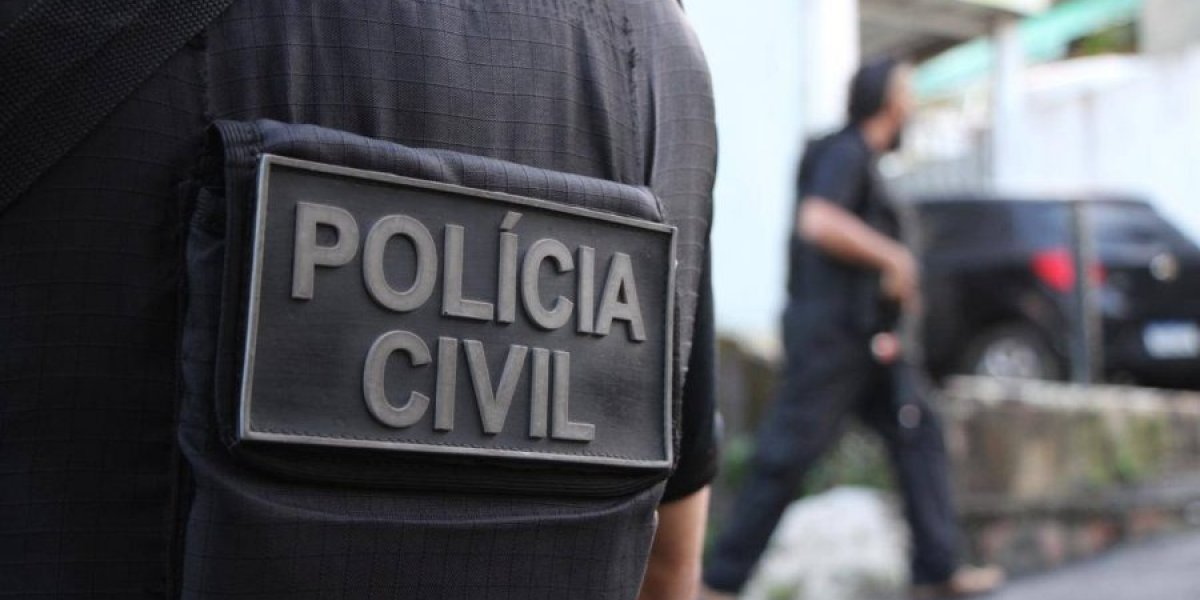 A imagem mostra agentes da Polícia Civil