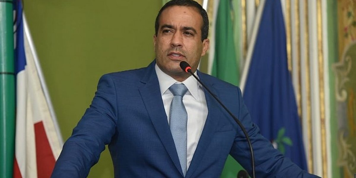 A imagem mostra o prefeito Bruno Reis na Tribuna da Câmara Municipal de Salvador