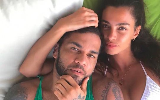 Esposa de Daniel Alves surpreende e posta foto do marido